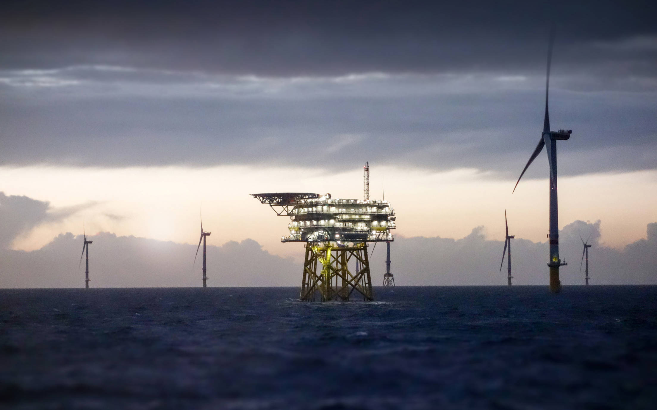 Offshore windmills and an offshore rig