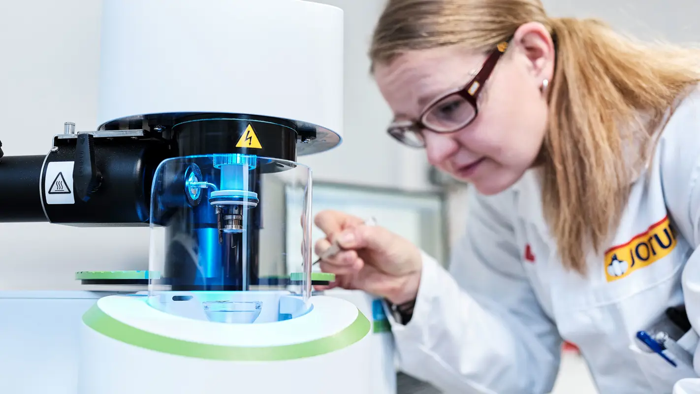 Jotun's global R&D network strives to improve existing paints and coatings, and come up with new products and solutions. Photo: Jotun/Morten Rakke