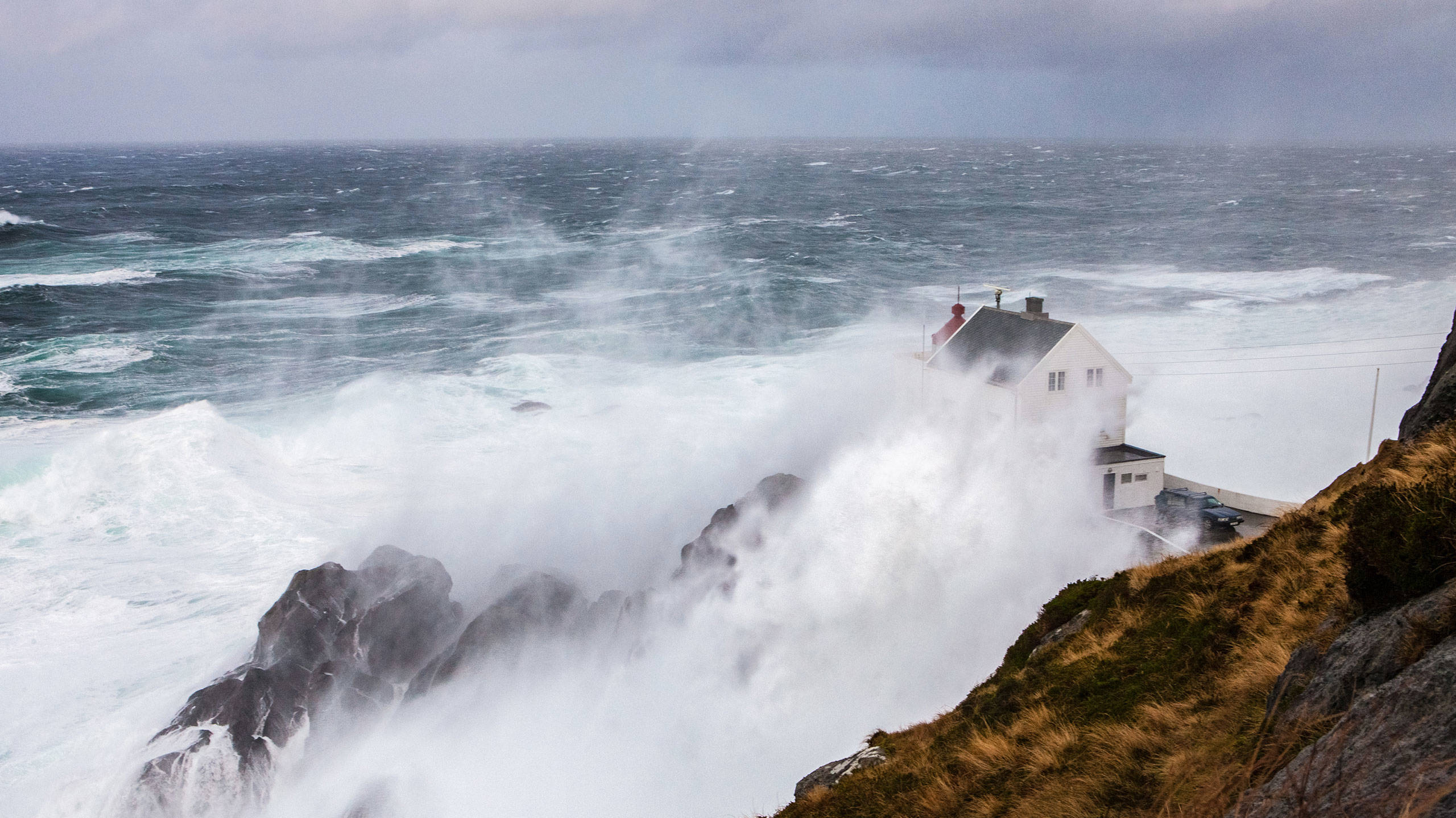 On the stormy west coast of Norway you find Kråkenes lighthouse. Jotun’s exterior paint Drygolin Nordic Extreme protects the wooden lighthouse in this harsh environment. Photo: Ole Eltvik