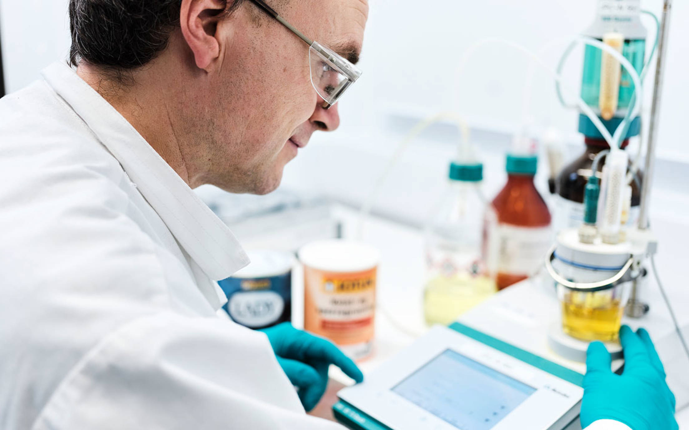 Jotun employee in the research lab in Sandefjord, Norway